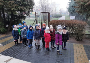 Dzieci z grupy Biedronki stoją w parach