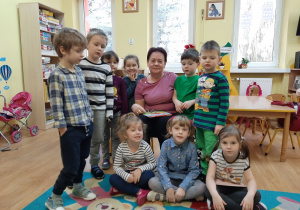 Dzieci z grupy Biedronki pozują z babcią Marysi:)