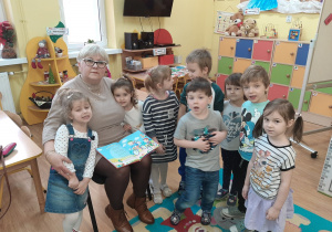 Dzieci z grupy Biedronki pozują z babcią Alicji :)