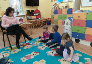 Babcia Nelki czyta dzieciom z grupy Biedronki :)