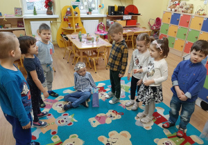 Dzieci z grupy Biedronki śpiewają "Sto lat" Leonkowi :)
