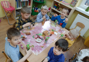 Dzieci jedzą słodki poczęstunek :)