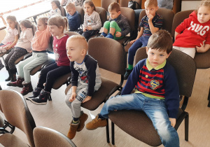 Dzieci z grupy Biedronki uważnie obserwują przygotowane warsztaty :)
