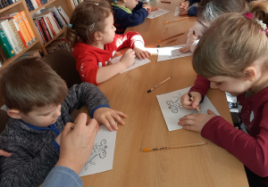 Dzieci z grupy Biedronek z zaangażowaniem kolorują postać "Gruffalo"