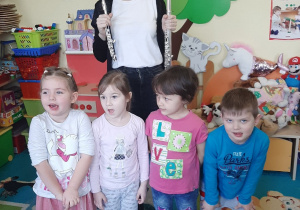 Pani Karolina pozuje z dziećmi