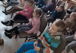 Dzieci z uwagą wysłuchują wykładu :)