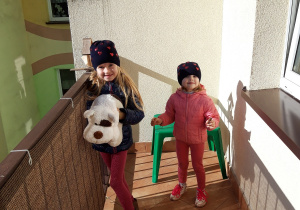 Pola i Kaja podczas spaceru na balkonie
