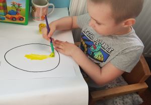 Arthur maluje szablon jajka