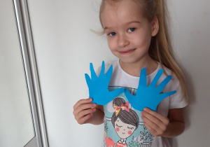 Kaja wykonała zadanie w ramach obchodów Swiatowego Dnia Świadomości Autyzmu swoich niebieskich rączek