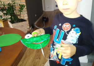 Igor prezentuje swoją żabkę.