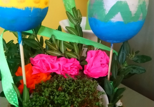 Koszyczek z rzeżuchą, jajka, kwiaty, palemka wykonane przez Zuzię i Olę.