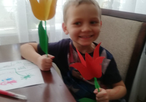 Leoś i jego piękne tulipany :)