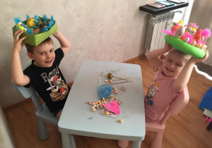 Arturek wraz z siostrą Elizą przygotowują prace na konkurs wielkanocny :)