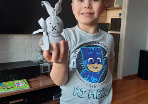 Eryk prezentuje królika wykonanego ze skarpety.