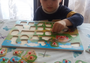 Antoś układa puzzle