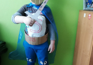 Superbohater Szymek - strój z odpadów