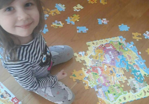 Marysia układa puzzle