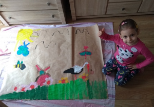 Natalka prezentuje swoją wielką majową łąkę.