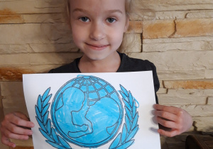 Kaja prezentuje pomalowane logo UNICEF.
