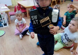 Filipek w stroju policjanta.