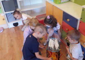 Dzieci budują ognisko, bawia sie w piknik.