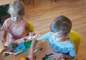 Ania i Wojtek T. budują z klocków lego.