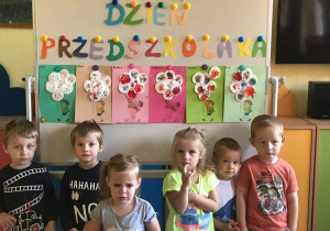 Żuczki prezentują swoje prace plastyczne.