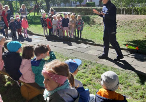 Pani Policjant opowiada o bezpieczeństwie w internecie.