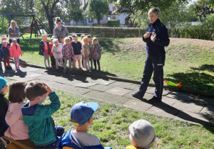 Pani Policjant opowiada jak zachować się wobec agresywnych psów.