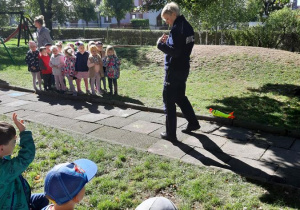 Pani Policjant opowiada o zasadach bezpieczeństwa w ruchu drogowym.