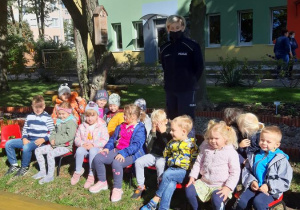 Zdjęcia grupowe Pszczółek i Pani Policjant.