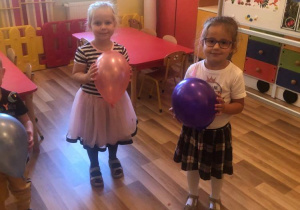 Hania i Zosia podczas zabawy z balonami