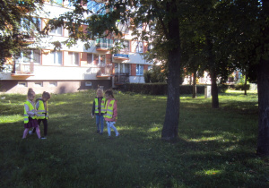 Dzieci zbierają śmieci w akcji "Sprzątanie Świata"