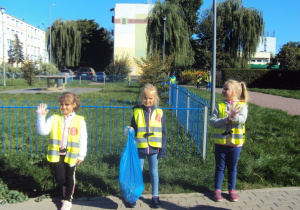 Dzieci zbierają śmieci w akcji "Sprzątanie Świata"