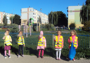 Dzieci zbierają śmieci w akcji "Sprzątanie Świata"