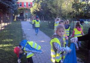 Dzieci zbierają śmieci w akcji "Sprzątanie Świata"