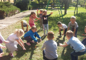 Pszczółki gimnastykują się w ogrodzie- przysiady.