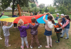 Pszczółki robią duże fale całą chustą animacyjną.