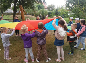 Zajęcia na powietrzu z chustą animacyjną.