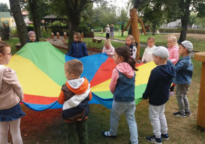 Pszczółki robią duże fale całą chustą animacyjną.