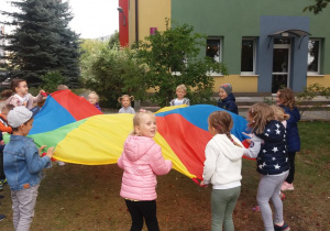 Robimy fale- zabawa Pszczółek z chustą animacyjną.