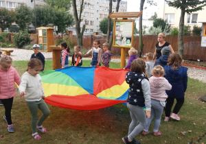 W kółeczko- zabawa Pszczółek z chustą animacyjną.