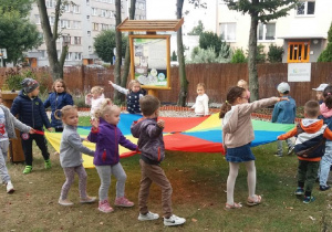 Pszczółki w czasie zabawy z chustą animacyjną.