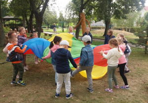 Podrzucamy piłkę na chuście animacyjnej.