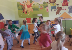 Dzieci tańczą poleczkę.