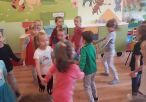 Dzieci uczestniczą w zabawach tanecznych.