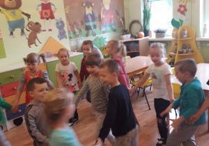 Dzieci uczestniczą w zabawach tanecznych.