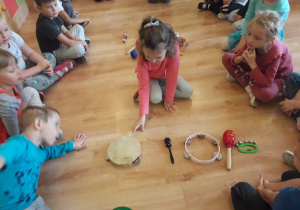 Dzieci odgadują dzwięki instrumentów perkusyjnych.