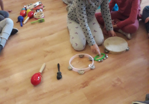 Dzieci odgadują dzwięki instrumentów perkusyjnych.