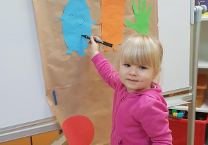 Gabrysia w trakcie tworzenia plakatu.